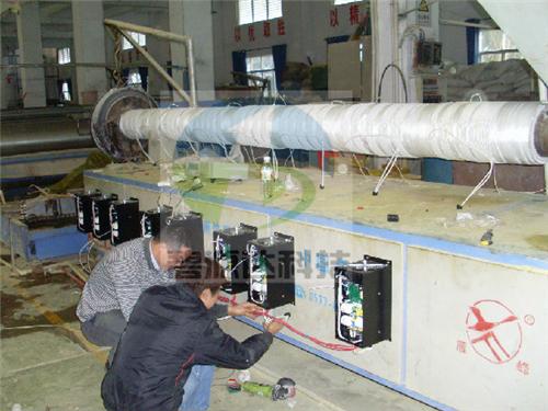 安裝在造粒機上面的電磁加熱器圖